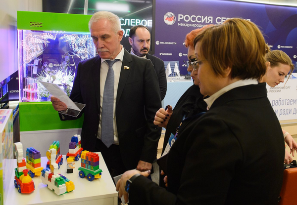 Картинки с выставки: какие игрушки можно использовать на школьных уроках?