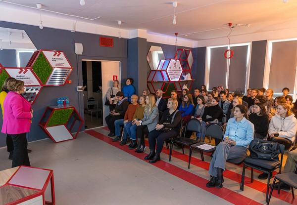 Требуются иллюстраторы, оформители, модельеры: производители озвучили кадровые запросы в ходе дизайн-тура на конгрессе ИДТ