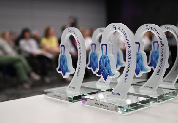 Лучших журналистов наградили премией «Хрустальный колокольчик» на Конгрессе ИДТ