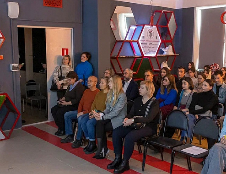 Требуются иллюстраторы, оформители, модельеры: производители озвучили кадровые запросы в ходе дизайн-тура на конгрессе ИДТ